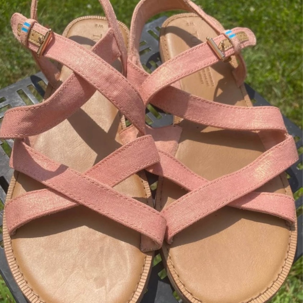 Toms pink flat sandals Womens size 9. Very  good condition, only wore a few time
